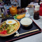 ほびーい喫茶店 - カツ焼きそば (値段お任せ)
      ご飯(お値段お任せ)
      