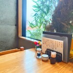 やぶ善 - 玄関入ってすぐ左の窓際席。