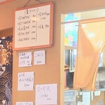 やぶ善 - 店内奥の席からも見えるように、ホワイトボードメニューが設置されています。