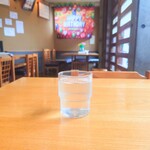 やぶ善 - 玄関辺りの席。