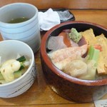 福田川 - 料理写真:ランチ海鮮丼　９００円