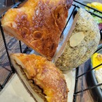 パンとエスプレッソと花束を - アールグレイ、チキンカレーパン、フラットクロワッサン