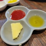 パンとエスプレッソと花束を - バター、ジャム、オリーブオイル