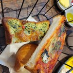 パンとエスプレッソと花束を - クロックムッシュ、バジルピザ、たまごぱん