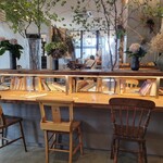 パンとエスプレッソと花束を - 店内