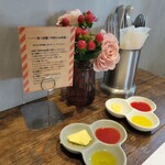 パンとエスプレッソと花束を - テーブル