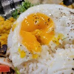 セイロン キッチン - ｢目玉焼き｣を崩して…