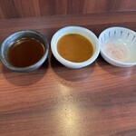 矢田かつ - 左から味噌、オリジナルソース、岩塩