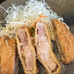 矢田かつ - 分厚くカットされている六白黒豚