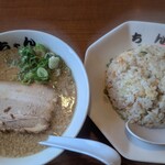 ラーメンちゃん - 料理写真:背脂麺+にんにく炒飯