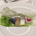 スリオラ - 62℃で1分間コンフィにしたサバのサラダ　アホブランコのボンボンとパセリのホモソース