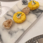 スリオラ - 豚の腸の揚げたのと人参を練り込んだパンケーキ