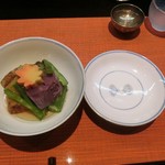 高麗橋桜花 - ＜旬野菜炊き合わせ＞ふわぁーっと柚子の良い香り。　炊き合わせの器のフタの絵は、煮物椀のと同じ柄です。彼氏とのんとは違ってました。紫芋に勝間南京(こつまなんきん)、名残のオクラにいんげん、生麩。