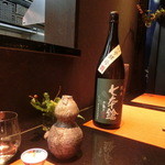 高麗橋桜花 - 日本酒・七本槍。一合800円？　酒器が瓢箪型、お酒ごとにお猪口を選ばせて下さいます。「人間国宝作」のお猪口もありましたっ！