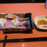 ＜お造り＞カツオ、穴子の湯引き、クジラベーコン、天然鯛。刺身醤油では無く、自家製の薄口しょうゆやお酒をブレンドしたお刺身用つけだれで頂きます。「菊の花の和えたの」が季節感アップ～o^.^o