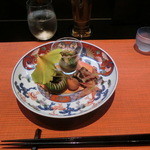 Kouraibashi Ouka - ＜先附け＞季節感のある一皿。手の込んだ品々です。大きな柿の葉が敷かれてて紅葉や銀杏の飾り葉もキレイです♡　小さな柿みたいに見えるのはウズラ卵の味噌漬けですよ♪