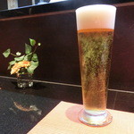 泡がシュワシュワ～～っといつまでも立ち上って行きます！　カウンターにも生花が飾ってあります♪　サントリープレモル５００円。