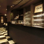 高麗橋桜花 - ビールサーバーの奥にはテーブル席。