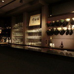 高麗橋桜花 - バーみたいなコーナー。グラスや酒器が並んでいます。見てるのも楽しい(*'v'*)/