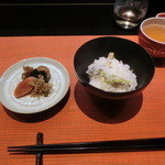 高麗橋桜花 - 自家製香の物と共に。熱いお茶も美味しい～♡