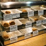 亀有メンチ - 2014.10 店先のショーケース