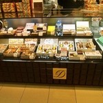 デメル - ショーウィンドウの下がチョコレート柄なのが面白くない？