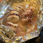 海鮮もんじゃ 片岡 - ヤリイカのホイル焼き  ぷりっぷりのイカです。 