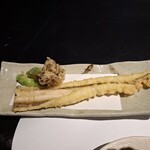 KATO'S DINING & BAR - 穴子一本揚げと黒舞茸です。