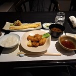 KATO'S DINING & BAR - 穴子一本揚げと黒舞茸、コーラ、お冷、山形県産コシヒカリご飯、はかた一番どりの唐揚げ、天つゆなどです。