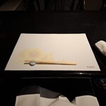 KATO'S DINING & BAR - テーブル席に置かれた敷き紙、箸置き、割り箸、おしぼりです。