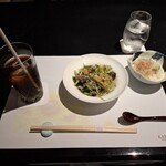 KATO'S DINING & BAR - コーラ、お冷、桜えびとじゃこのサラダ、とろとろ豆腐です。