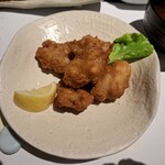KATO'S DINING & BAR - レモン汁をかけた後の、はかた一番どりの唐揚げです。