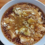中華キッチン華亭 - マーボー麺。なんか元気になりたくてマーボー麺を注文。相変わらずふわっと香るごま油とにんにくが最高！でも夏場は冷やしマーボー麺、あるいはマーボー焼きそばがあると嬉しいなぁ笑