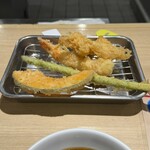 天麩羅処ひらお - 一品一品提供される、スピードはまあまあ早い