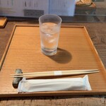 そば切り 鴨嘴 - いい感じのお盆の上にお水が