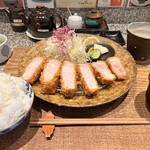 313649005 - 上ロース定食(2,700円)。ご飯大盛りです(笑)
