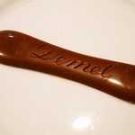 デメル - 猫の舌の形をした「ソリッドチョコ猫ラベル ミルク」