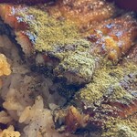 松乃家 - 半分食べたところで青い山椒パウダーを投下。温められて木の芽の匂いが立つ