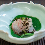 魚菜料理 縄屋 - スズキの昆布締め 裏紅紫蘇 ナスタチウム 煎り酒