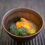 魚菜料理 縄屋 - ツルムラサキとナスタチウムの花のお浸し スズキのお出汁のジュレ
