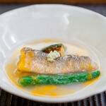魚菜料理 縄屋 - 白甘鯛の蕎麦粉揚げ ズッキーニ 甘長唐辛子 蕎麦湯仕立て トマトのエキス