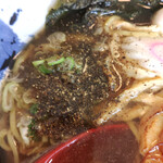 麺カフェ ひまわり - 胡椒投入