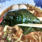 麺カフェ ひまわり - 海苔で麺を巻く