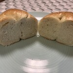 あおの森べーぐる - プレーンの断面。厚みがあります。