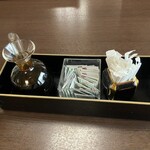 うな辰 - 卓上、タレと山椒、爪楊枝