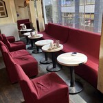 コーヒーショップ クール - 赤いソファ席が並ぶ、落ち着いた店内。大きな窓からは歌舞伎町の街並みを眺めながら、ゆったりとお食事やコーヒーを楽しめます。