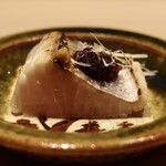 Sushi Sho - サゴシ マウイの玉葱醤油 白葱 和芥子