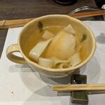 木曽路 - 〆のきしめん＋餅　ブラックペッパーをたっぷりかけると美味しい