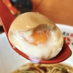 熟成醤油らーめん 十二分屋 - 味玉、断面！