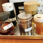 熟成醤油らーめん 十二分屋 - 卓上アイテム